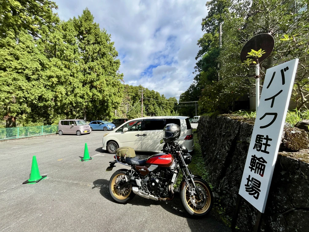 最乗寺は舗装路で専用の駐車スペースまで行けます。オンロードの方もご安心ください。