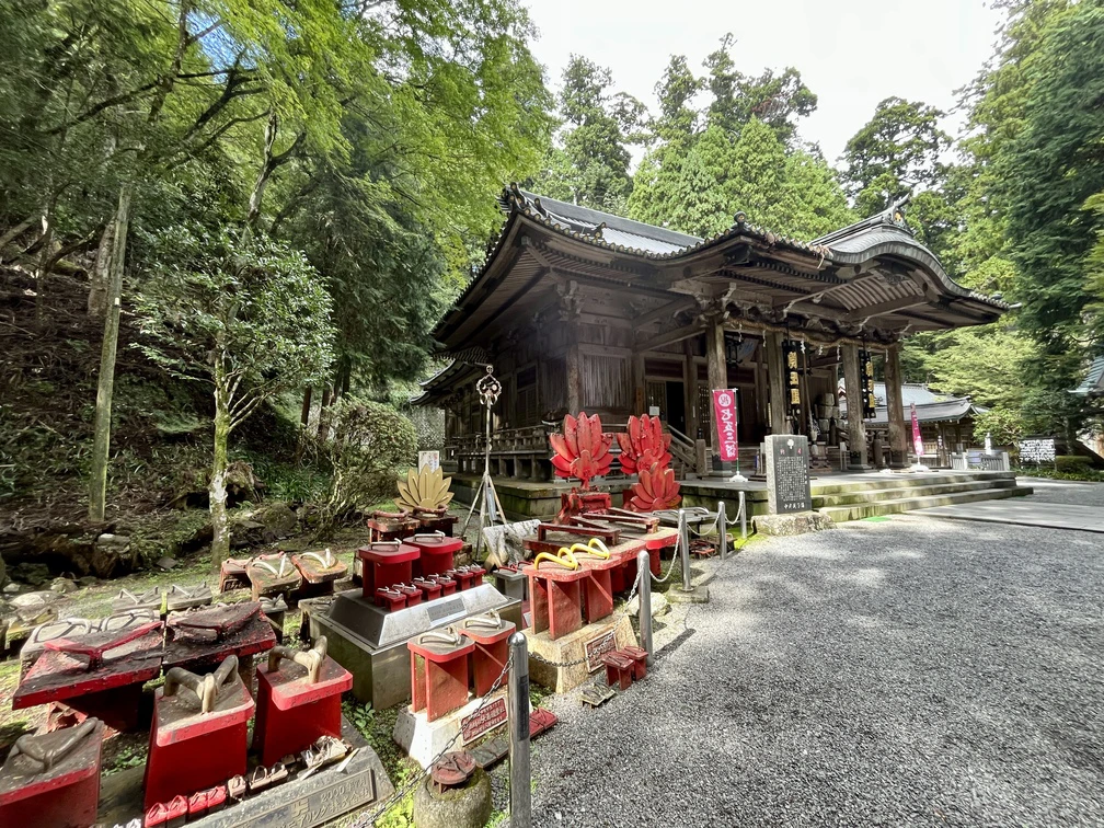 創建に貢献した道了さんが寺の完成と同時に天狗になり身を山中に隠したと伝えられることから「道了尊」とも呼ばれています。