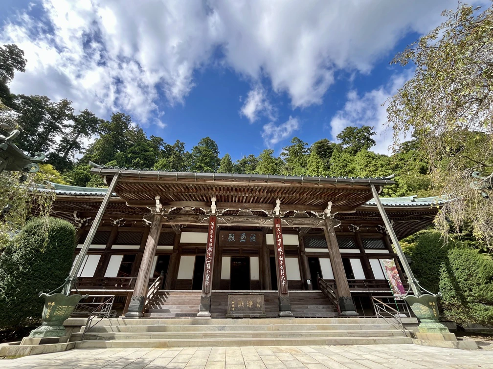 境内はとても広く、見ごたえのある伽藍が随所に。