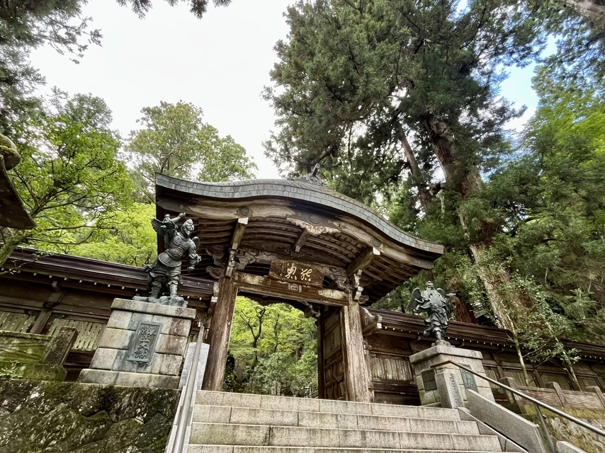 境内はとても広く、見ごたえのある伽藍が随所に。