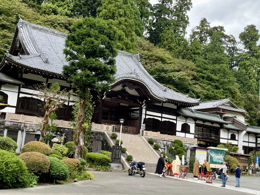 ライダーの皆さんがバイクと共に複数のお坊さんが祈祷を受けます。リズムの早い太鼓がエンジンの鼓動を感じさせる、雄大な儀式でした。