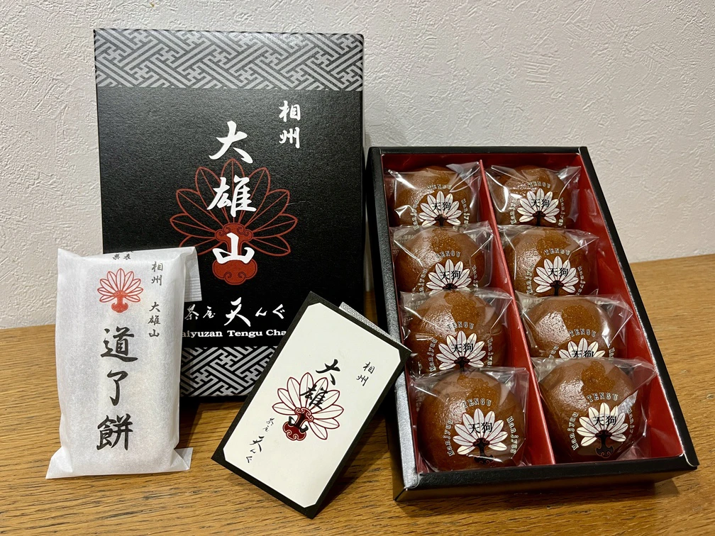 茶店で足柄茶やお団子が頂けるほか、下駄まんじゅうや道了餅などが販売されています。